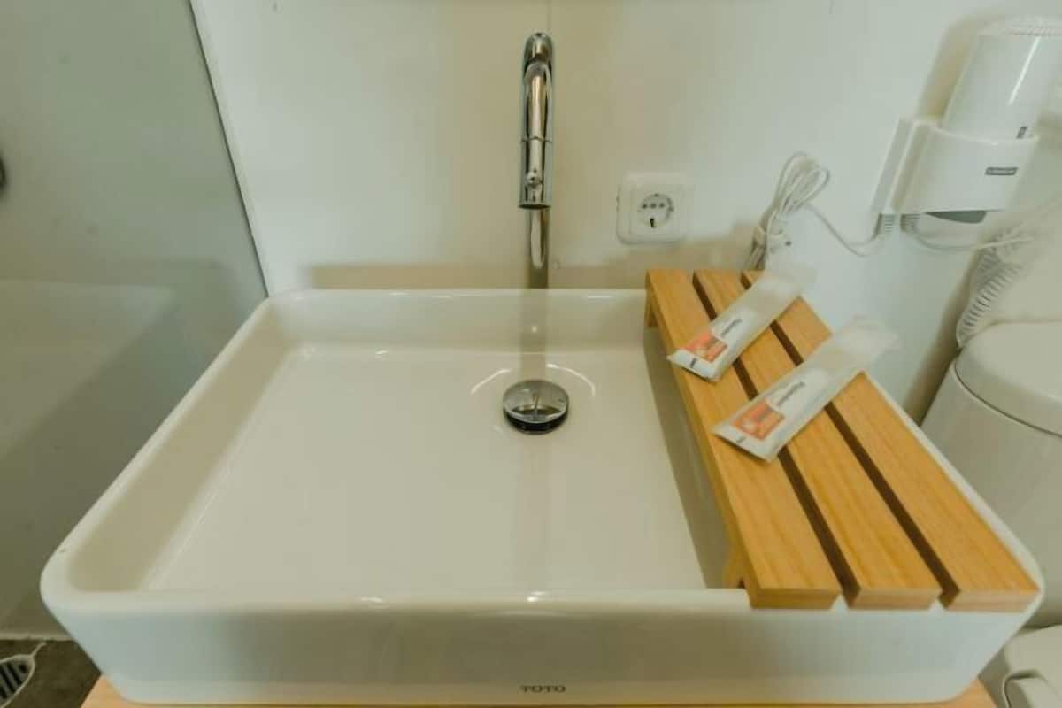 Shower, rainfall showerhead, towels