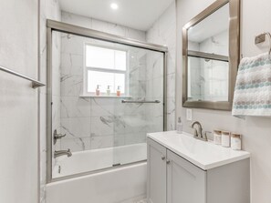 Een haardroger, handdoeken, zeep, shampoo