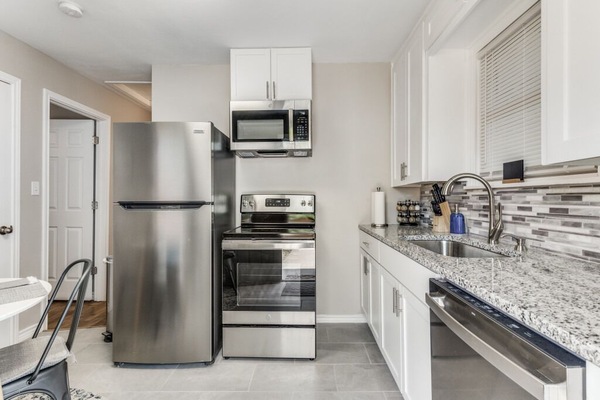 Refrigerador, microondas, horno y parrilla de estufa