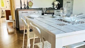 A modern kitchen with a dining area. - one bedroom apartment with parking, 5 minutes walk from piazzale Arnaldo (Brescia)