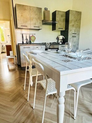 Réfrigérateur, un four, surface de cuisson, cafetière-théière