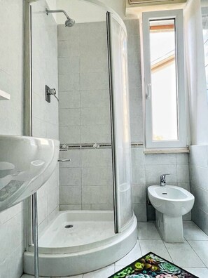 Dusche, Haartrockner, Bidet, Handtücher