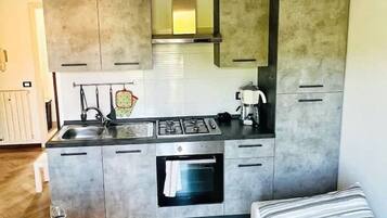 Réfrigérateur, four, plaque de cuisson, cafetiÚre/bouilloire