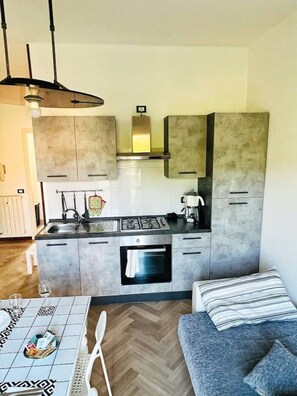 Fridge, oven, stovetop, coffee/tea maker