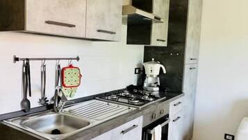 Frigorifero, forno, piano cottura, macchina per tè/caffè