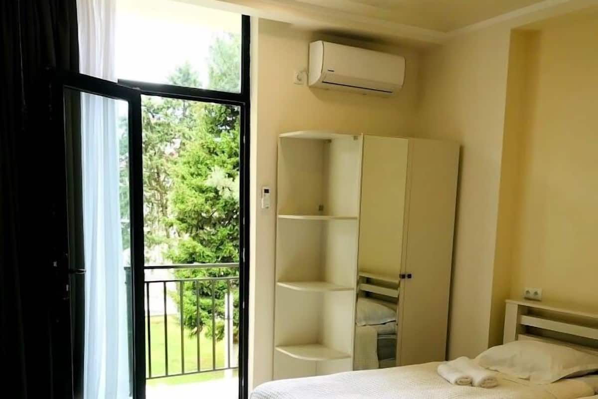 Classic-Dreibettzimmer | Schreibtisch, laptopgeeigneter Arbeitsplatz, schallisolierte Zimmer