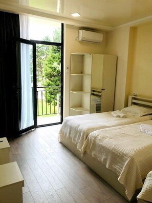 Classic-Dreibettzimmer | Schreibtisch, laptopgeeigneter Arbeitsplatz, schallisolierte Zimmer