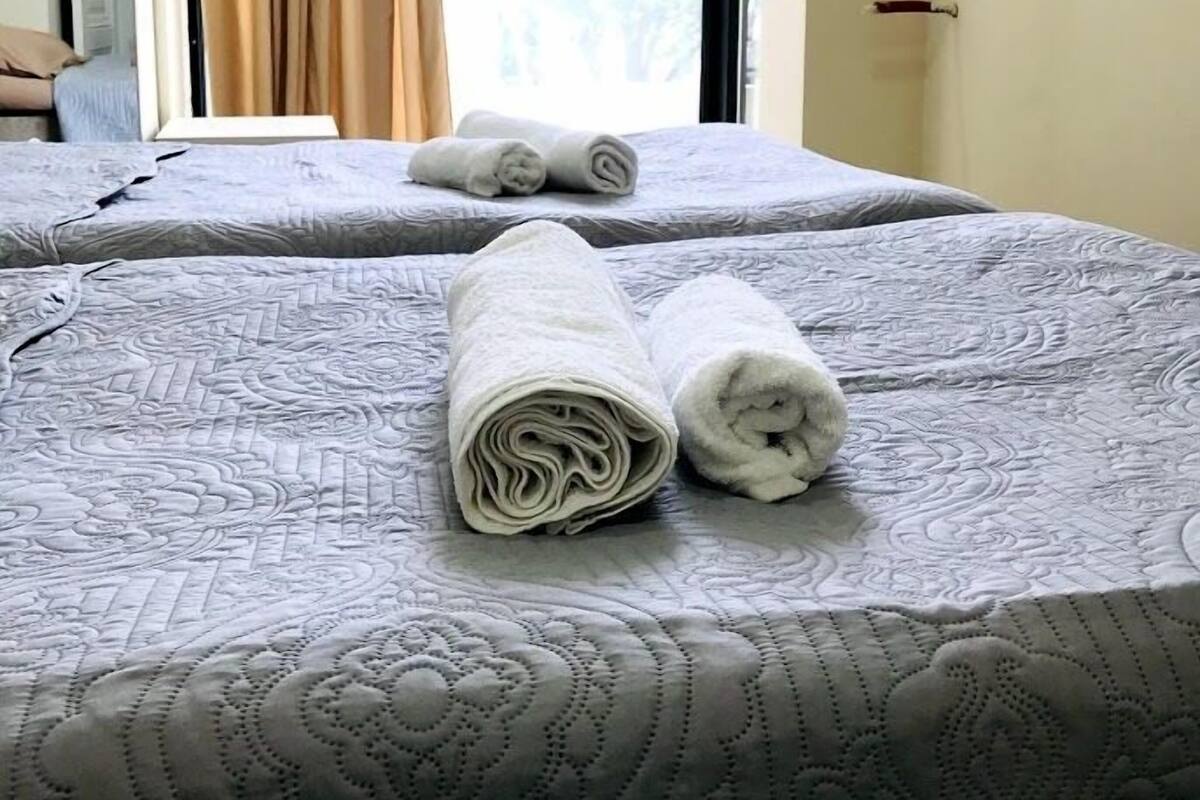 Meja kerja, ruang kerja ramah laptop, dan kedap suara