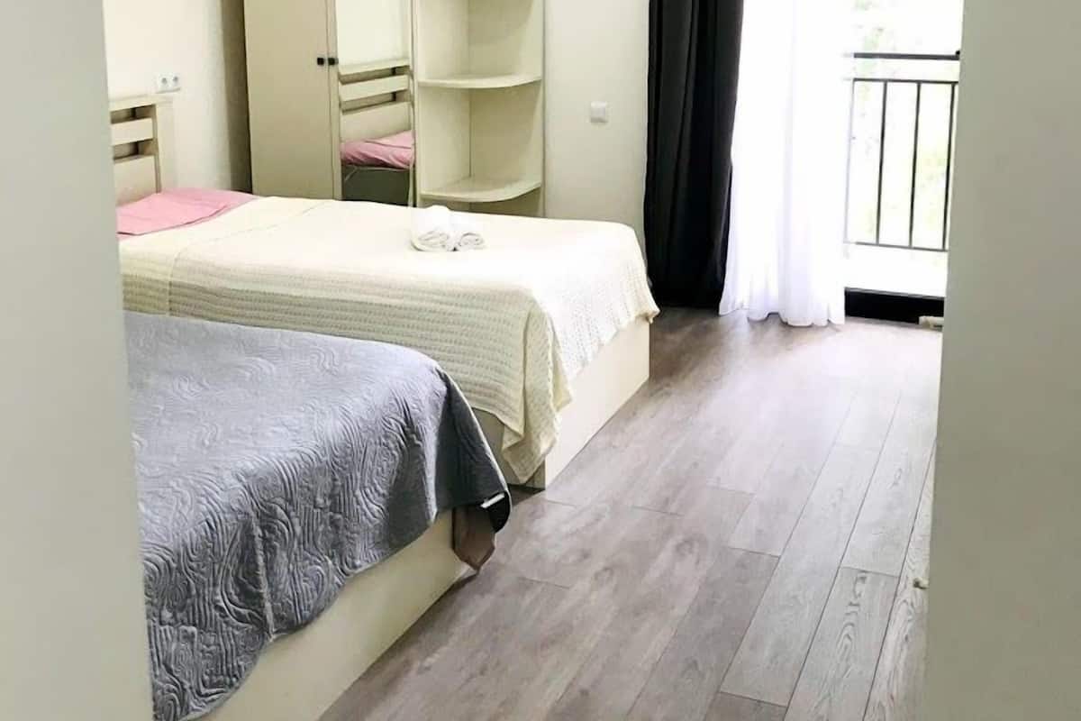 Familien-Dreibettzimmer | Schreibtisch, laptopgeeigneter Arbeitsplatz, schallisolierte Zimmer