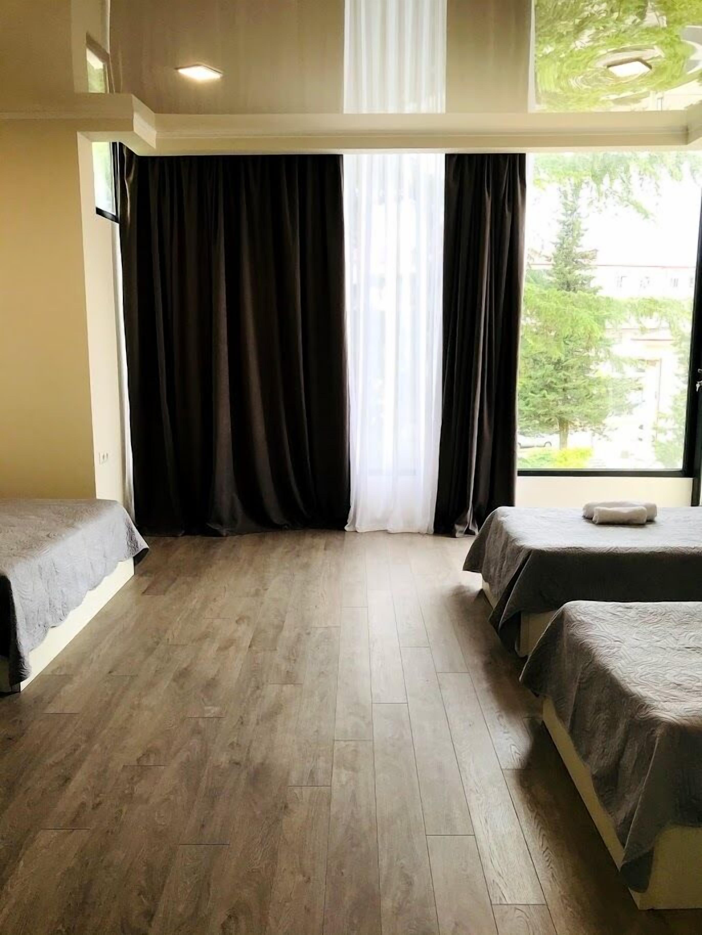 ファミリー 4 人部屋 | デスク、ノートパソコン用作業スペース、防音設備、アイロン / アイロン台