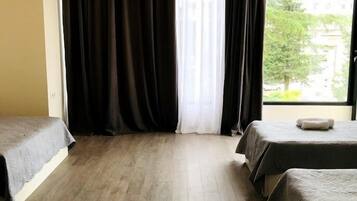 Familjerum för fyra | Skrivbord, arbetsyta för laptop, ljudisolering och strykjärn/strykbräda