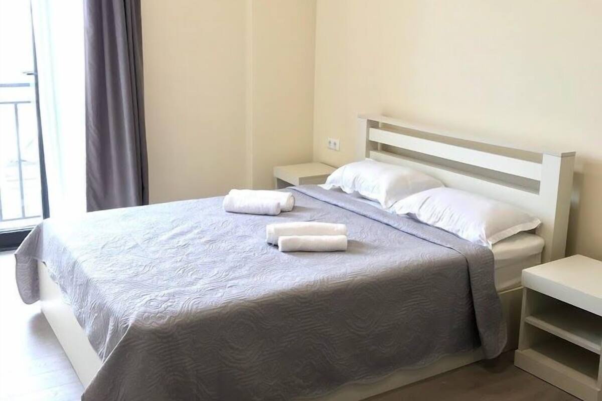 Kamar Double Keluarga | Meja kerja, ruang kerja ramah laptop, dan kedap suara