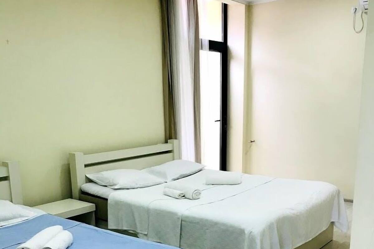 Kamar Triple Keluarga | Meja kerja, ruang kerja ramah laptop, dan kedap suara
