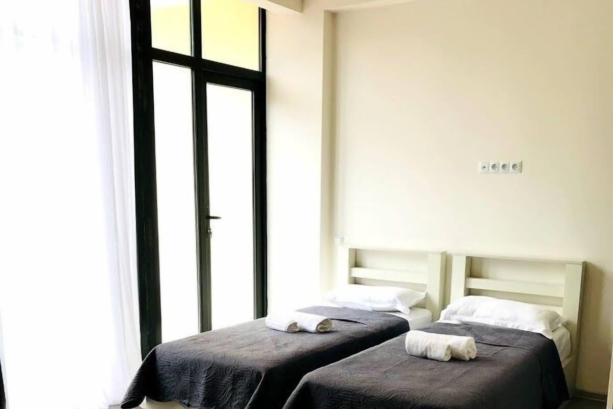 Kamar Quadruple Keluarga | Meja kerja, ruang kerja ramah laptop, dan kedap suara