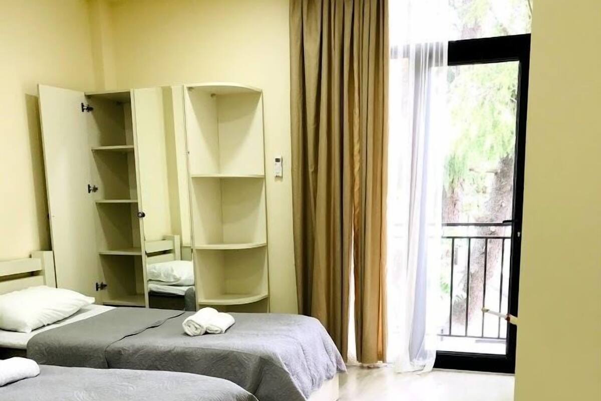 Kamar Triple Keluarga | Meja kerja, ruang kerja ramah laptop, dan kedap suara
