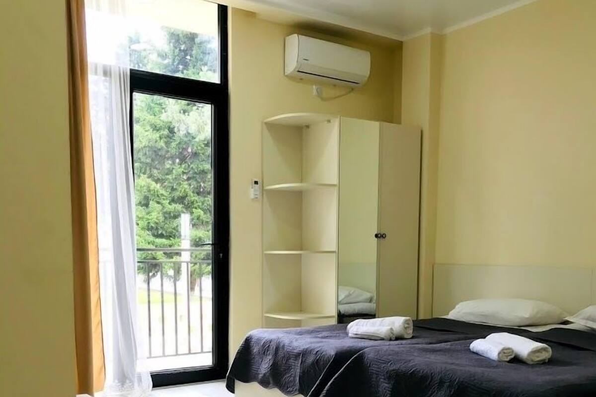 Kamar Triple Klasik | Meja kerja, ruang kerja ramah laptop, dan kedap suara