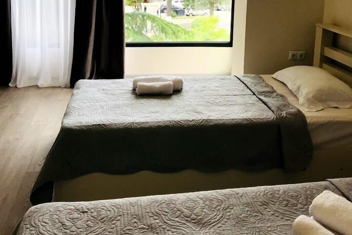 Familien-Vierbettzimmer | Schreibtisch, laptopgeeigneter Arbeitsplatz, schallisolierte Zimmer