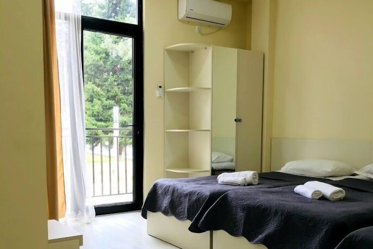 Meja kerja, ruang kerja ramah laptop, dan kedap suara