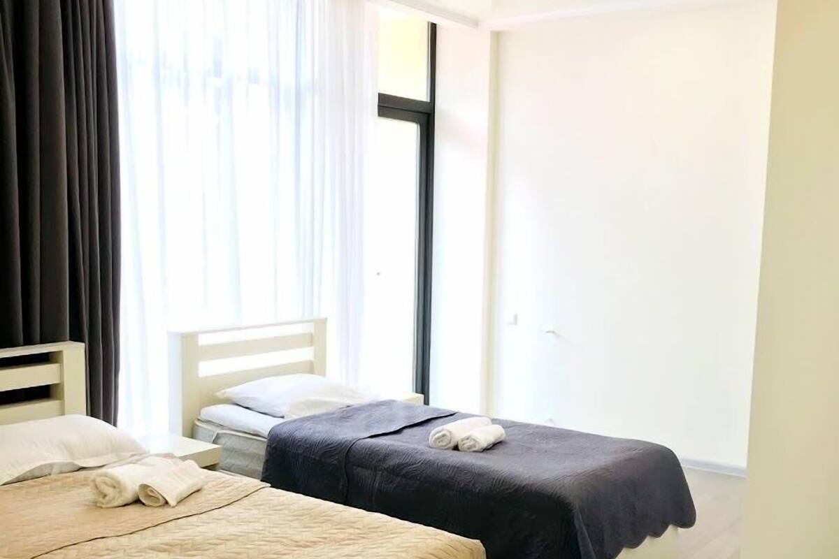Kamar Triple Keluarga | Meja kerja, ruang kerja ramah laptop, dan kedap suara