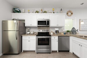 ثلاجة، ميكروويف، فرن، موقد طهي مسطح