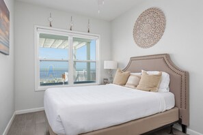 3 chambres, bureau, fer et planche à repasser, lit de bébé portatif