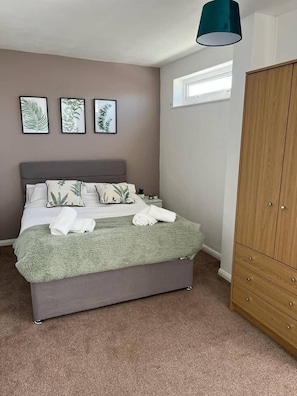 House | 3 bedrooms, free WiFi, bed sheets - Spacious 3-bed House in Swindon (Swindon)