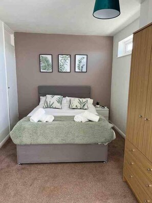 3 عدّة غرف نوم وواي فاي مجانًا وملاءات أسرّة