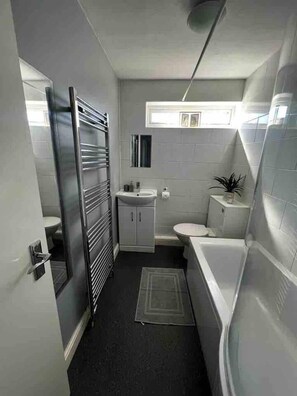 Casa | Baño | Tina con regadera, tina profunda, toallas