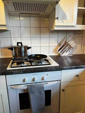 House | Private kitchen | Fridge, microwave, oven, stovetop - Spacious 3-bed House in Swindon (Swindon)