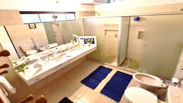 Family Room | Bathroom | Soap, toilet paper