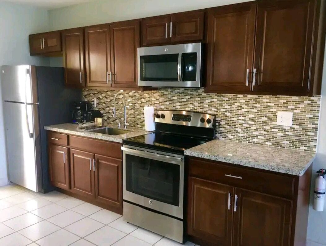 Refrigerador, microondas, horno y parrilla de estufa 