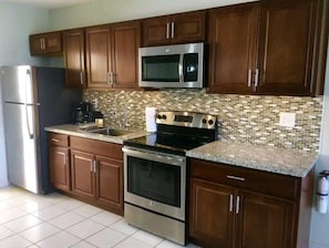 Jääkaappi, mikroaaltouuni, uuni, liesi