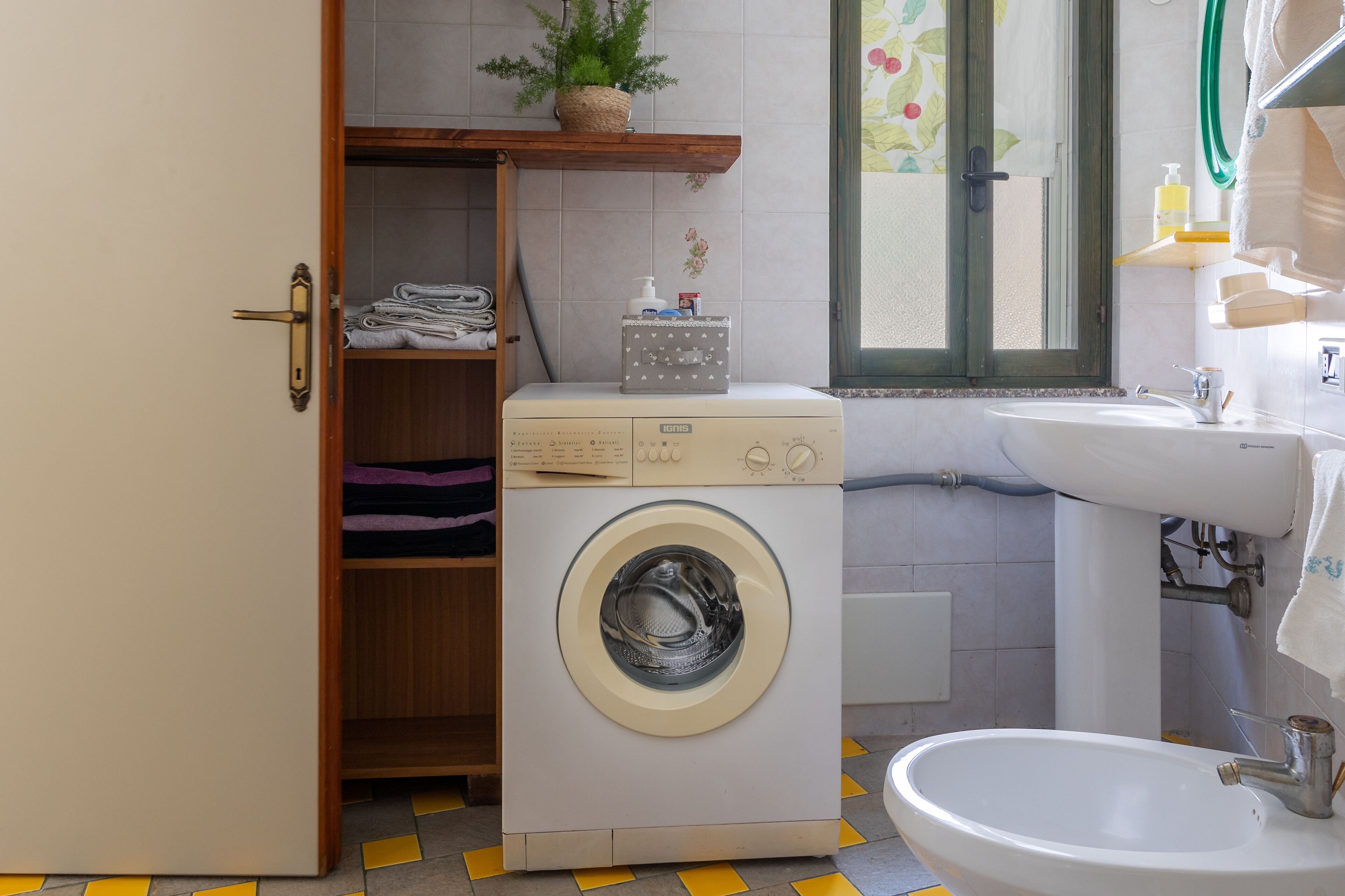 Douche, bidet, serviettes fournies, papier toilette