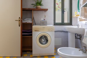 シャワー、ビデ、タオル、トイレットペーパー