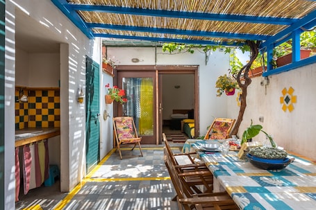 Outdoor dining. Lovely studio apartment 200mt from the sea