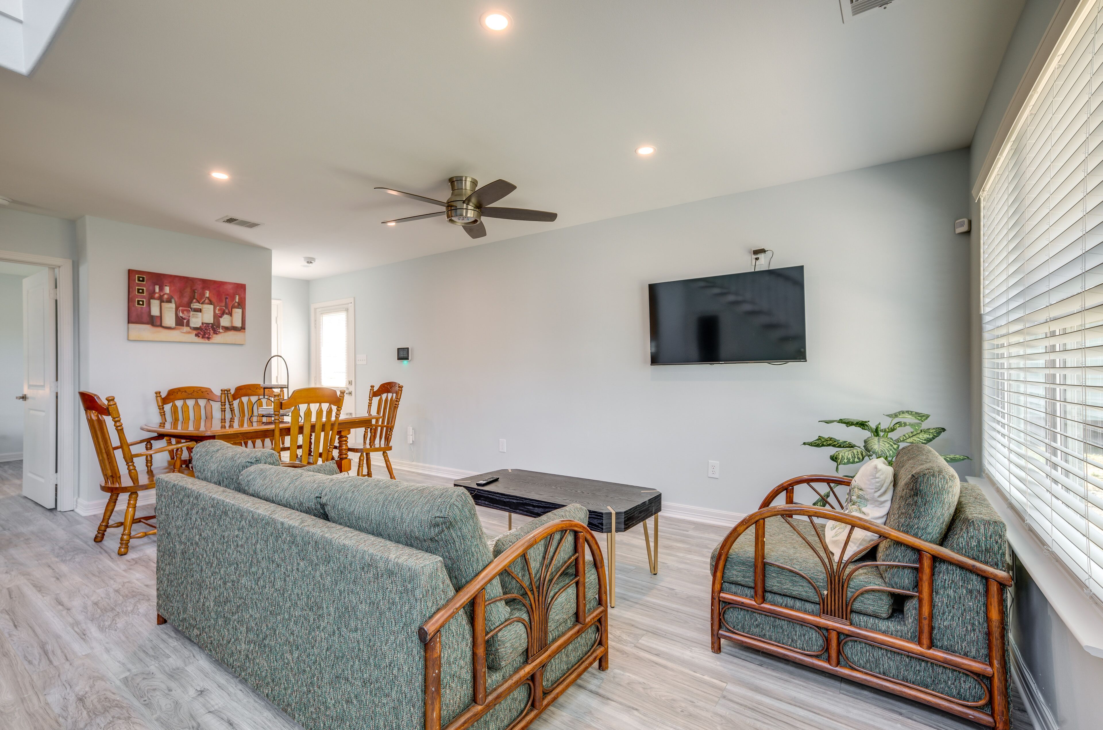 Lake Livingston Getaway w/ Balcony + Water View!