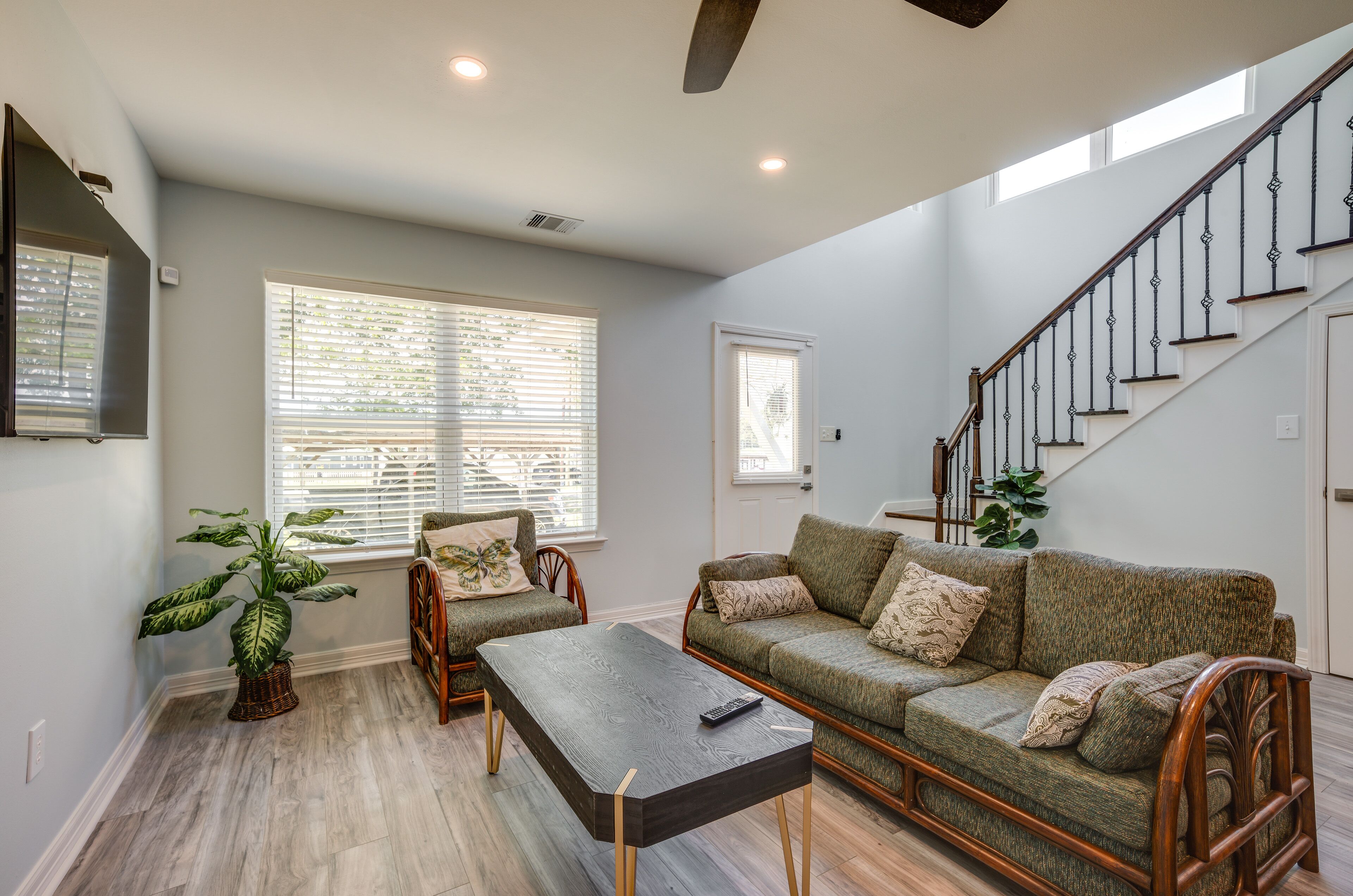 Lake Livingston Getaway w/ Balcony + Water View!