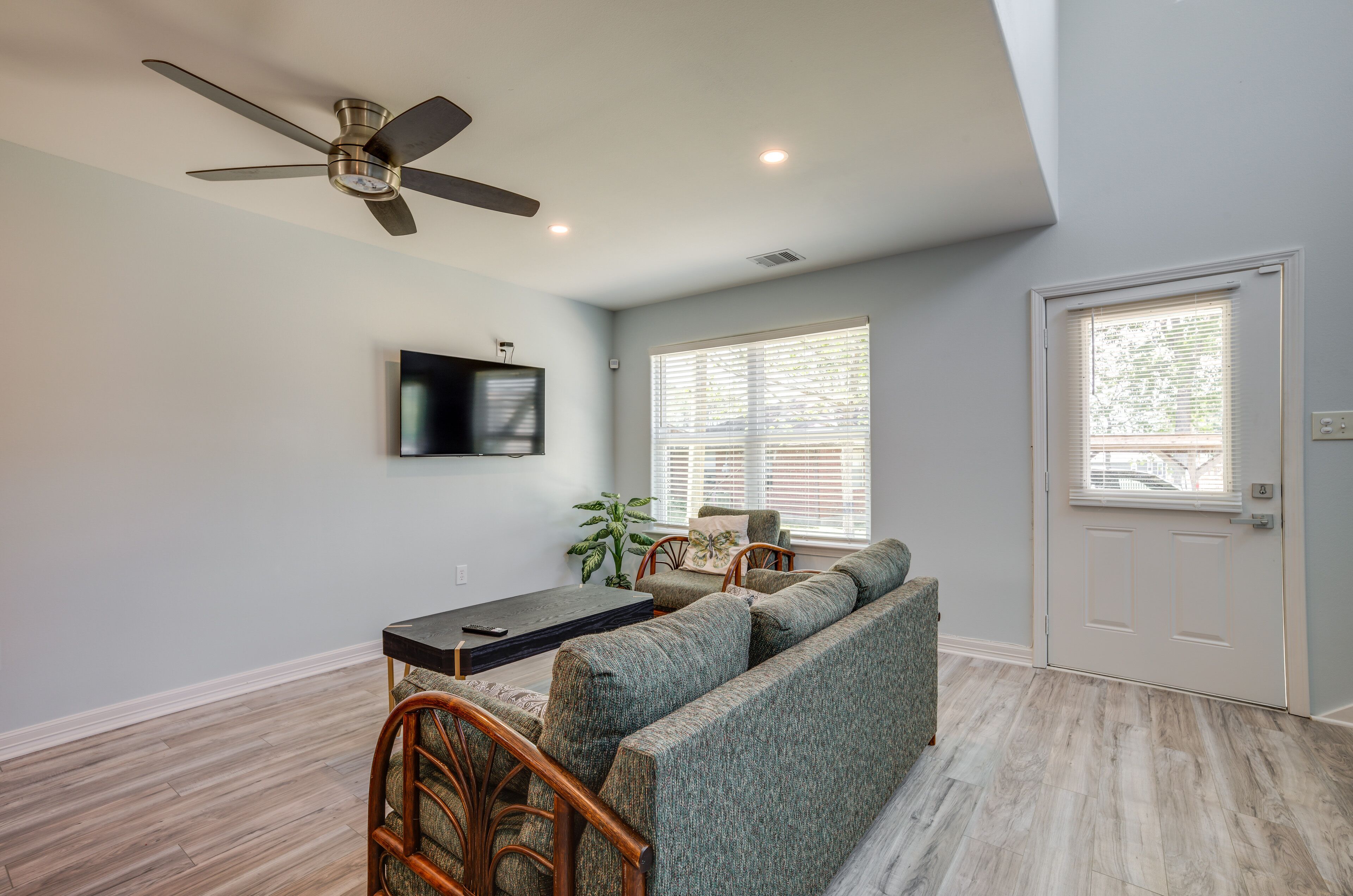 Lake Livingston Getaway w/ Balcony + Water View!