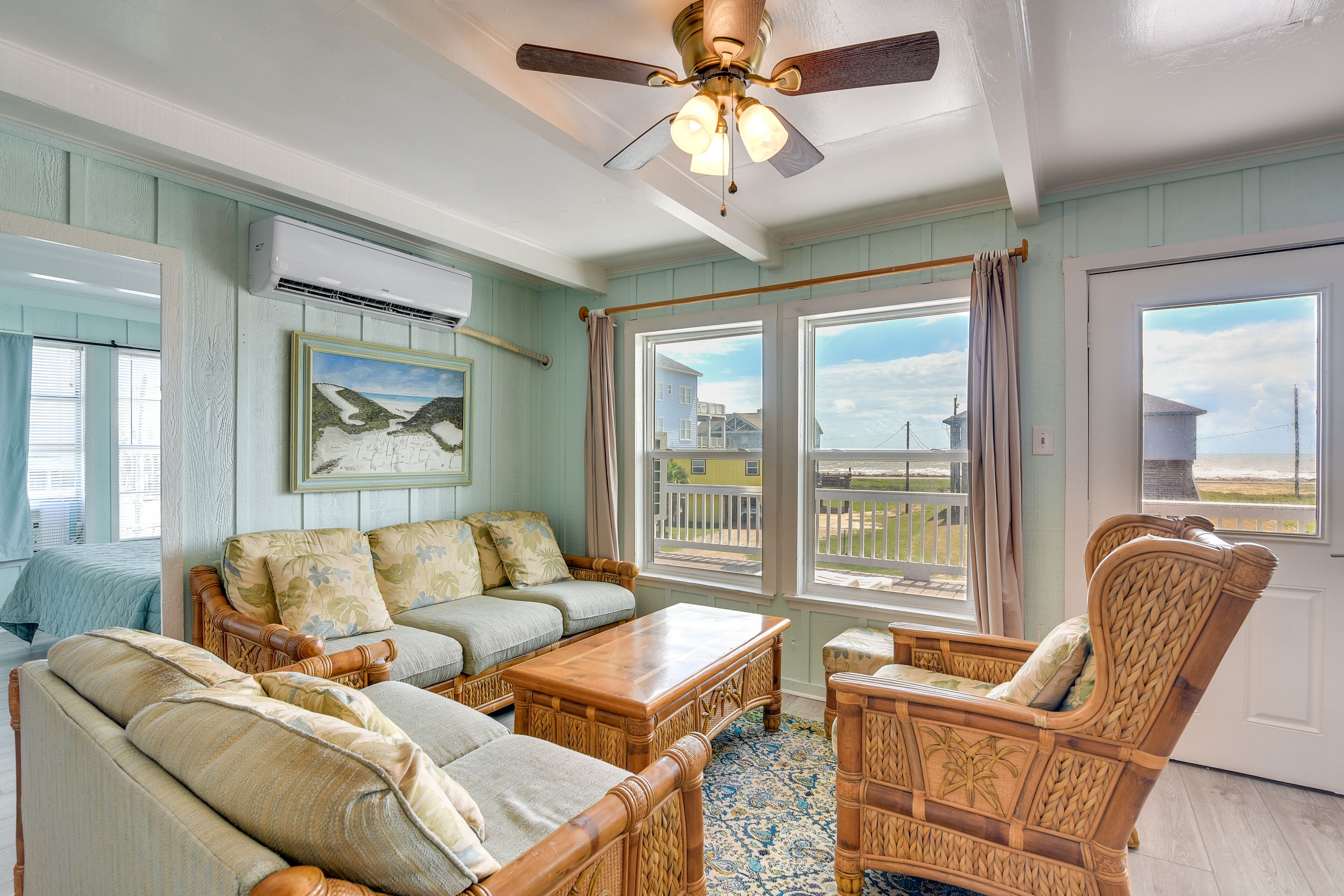Sunny Freeport Beach House Rental Near Shore
