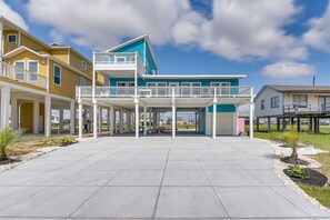 Terrace/patio - Walk to Shore: Freeport Beach House w/ Grill! (Freeport)