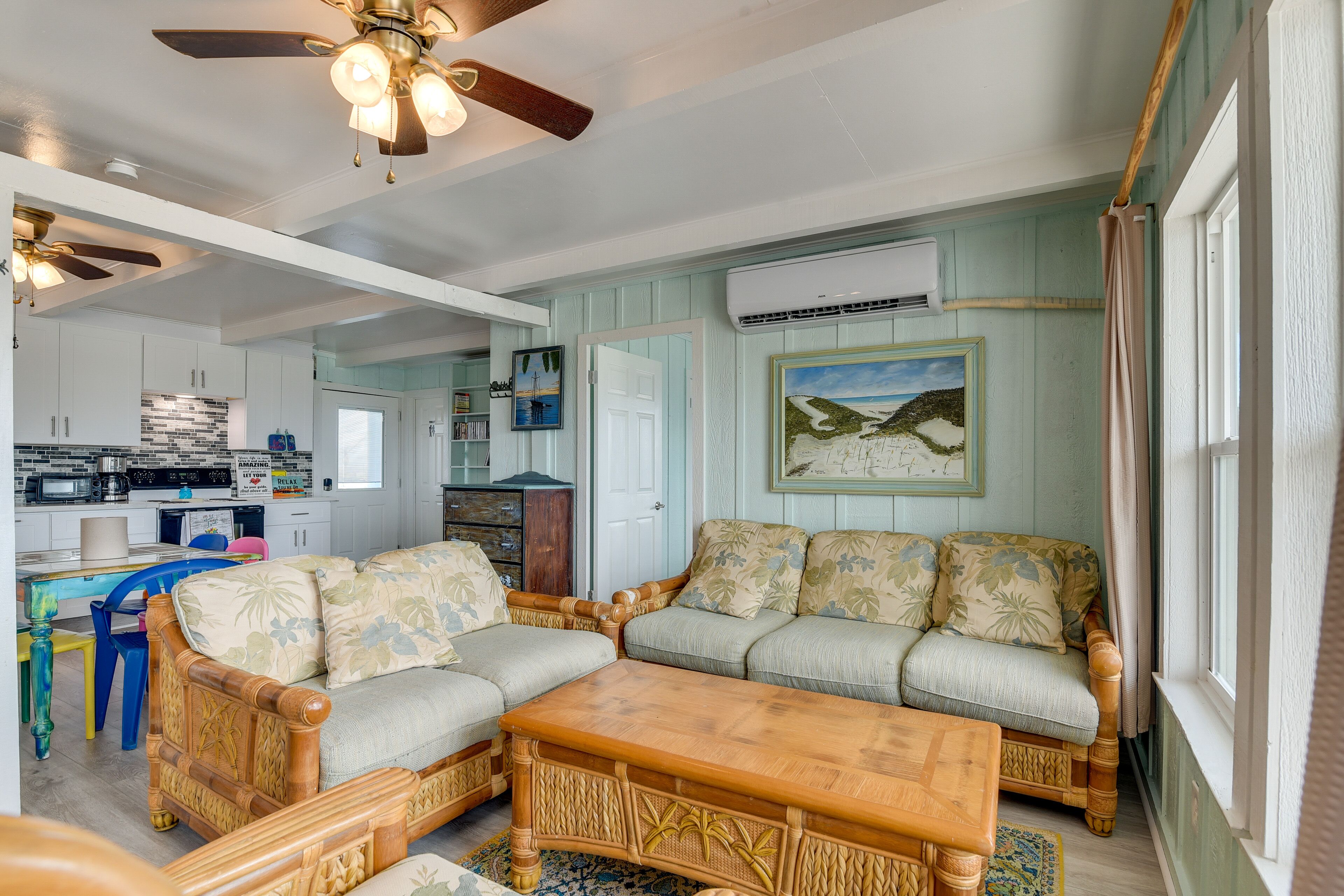 Sunny Freeport Beach House Rental Near Shore