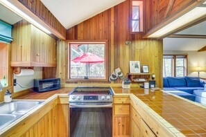 Kühlschrank, Mikrowelle, Herdplatte, Geschirrspüler