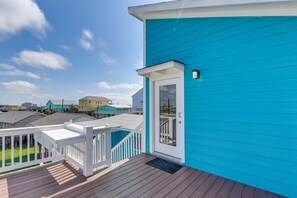 Property grounds - 1 Mi to Ocean: Colorful Freeport Beach Rental! (Freeport)