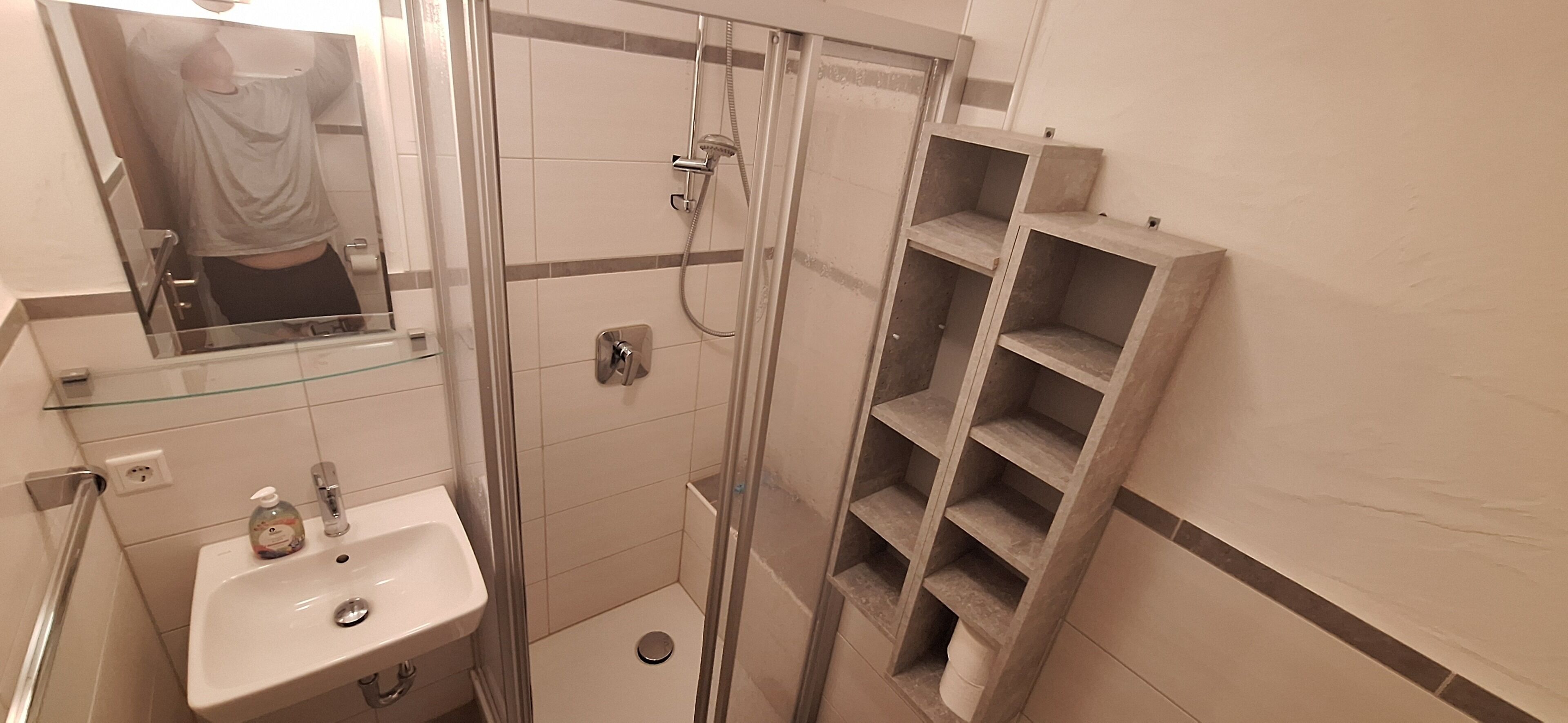 Dusche, Haartrockner, Seife, Toilettenpapier