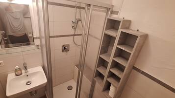 Dusche, Haartrockner, Seife, Toilettenpapier