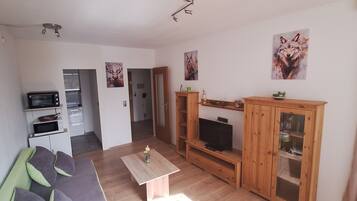 Fernseher, Tischfußball, Tischtennisplatte
