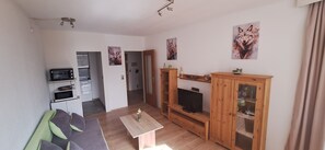 Fernseher, Tischfußball, Tischtennisplatte