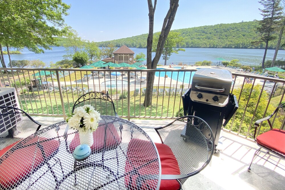 "Big Boulder Lake Retreat" Fall Fun Galore! 2min to Ski, 10min to Raceway & Golf