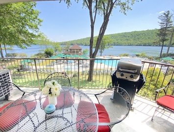 This balcony runs on great times and incredible lake & pool-front views!