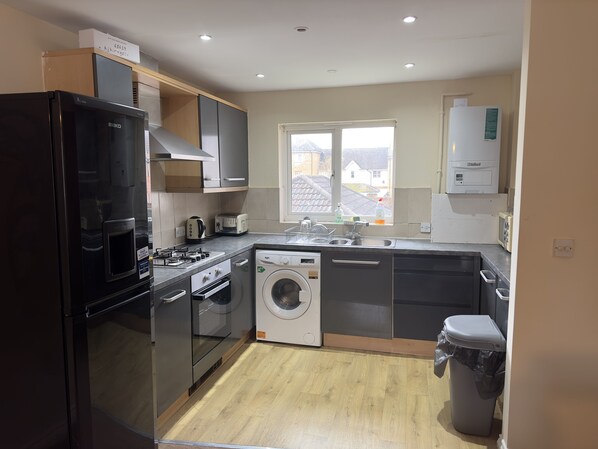 Apartment | Private kitchen | Fridge, microwave, oven, stovetop - Lovely 2 Bedroom Family Holiday Home in London (London)